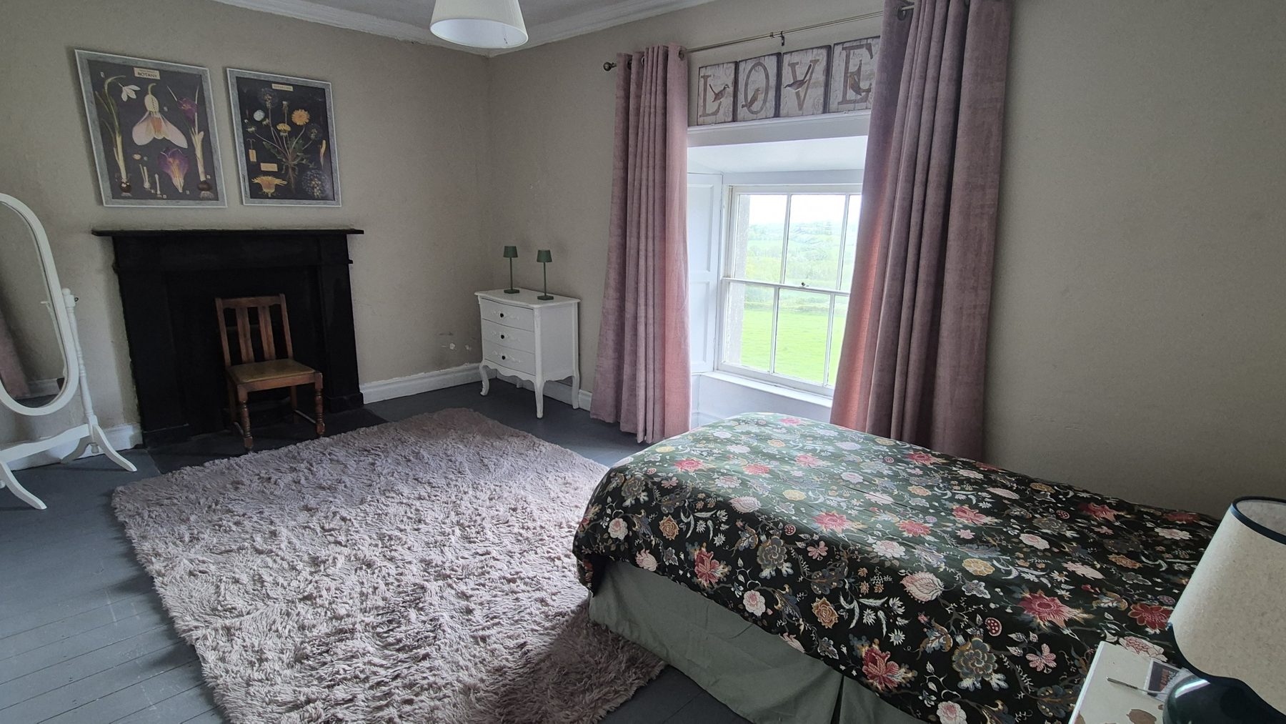 Nine bedrooms above the valley